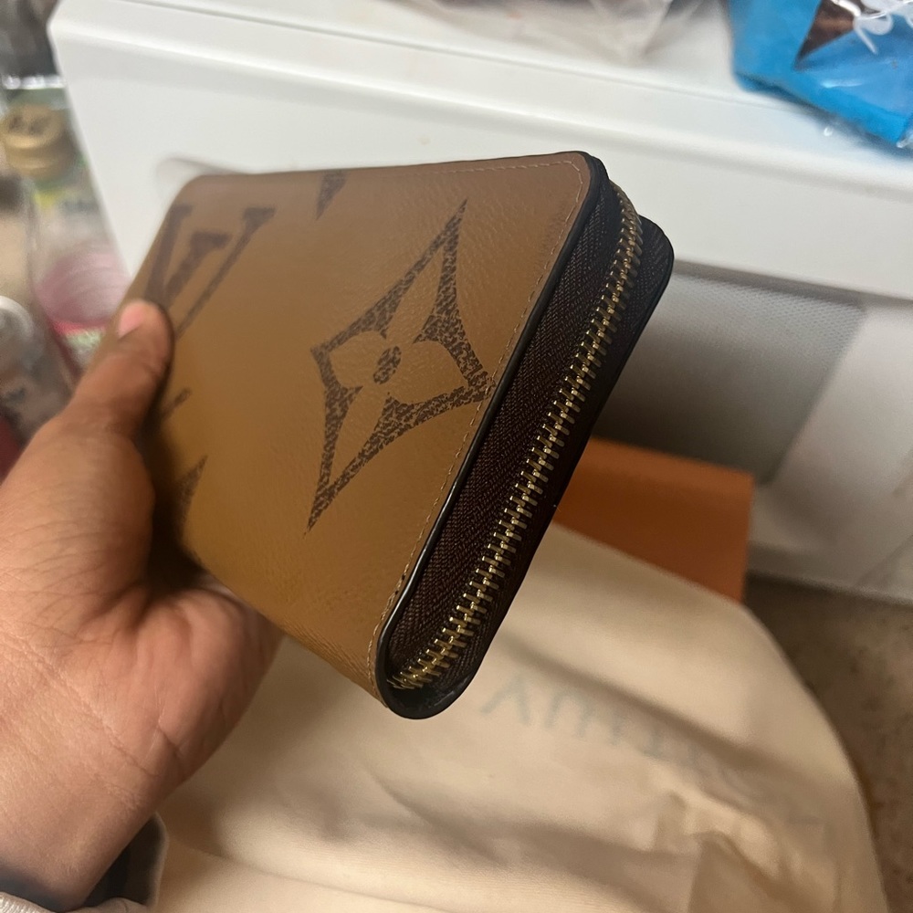 Giant monogram reverse zippy wallet - Picture 2 of 4